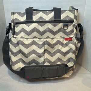 Skip Hop Duo Carry All Gray/Cream Chevron Diaper Bag - No changing pad